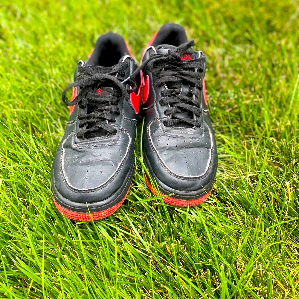 Men’s Nike air shoes black and red size 9